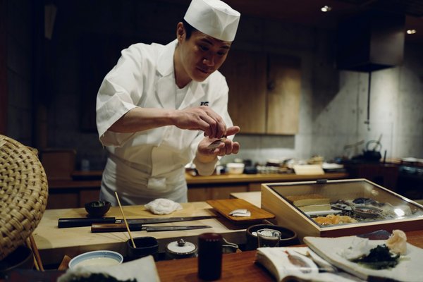 Quelle croisière propose des cours de cuisine japonaise avec des chefs locaux?